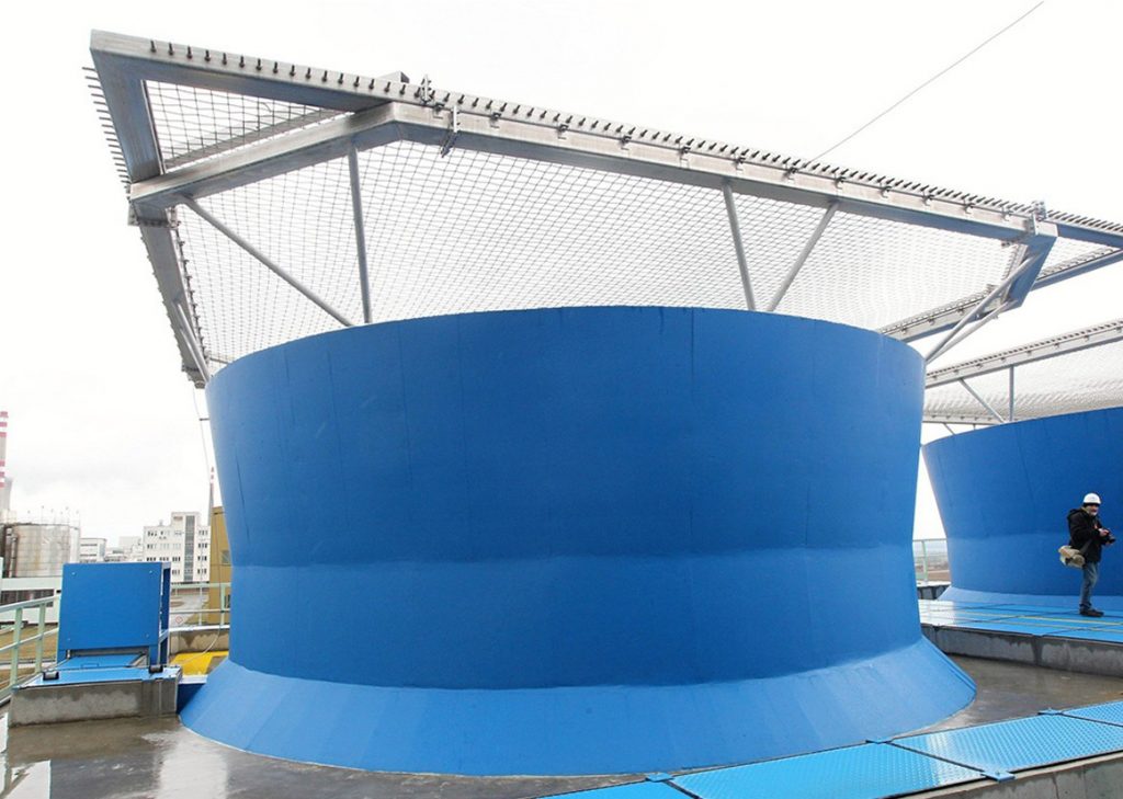 Cooling tower with wire mesh